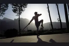 加拿大特种兵挑战少林烧火棍图片