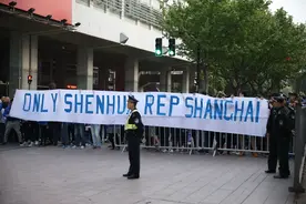 回应苏宁？！申花球迷虹口高举“只有申花代表上海”横幅力挺球队图片