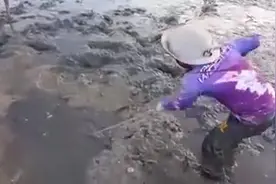 小孩子在泥地里抓捕大螃蟹，弄了一身泥，不过好开心图片