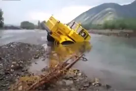 把车开沟里去了，司机不信邪不愿放弃，看看是如何自救的！图片