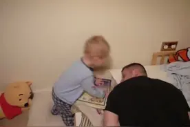 爸爸喜欢睡懒觉，宝宝过来叫爸爸起床，接下来一幕让人暖化了！图片