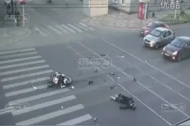 摩托车飞速从后侧面撞上路口刚起步的轿车，骑手摔出很远太惨了。图片