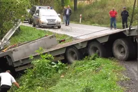 大货车开沟里去了，司机崩溃了，只能寻求救援了！图片