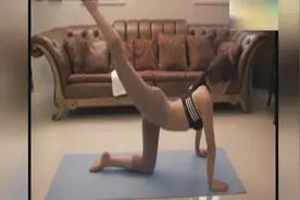 小鲜肉借宿阿姨家 却遭坏阿姨每天诱惑不是喝醉酒就是在家练瑜伽视频封面