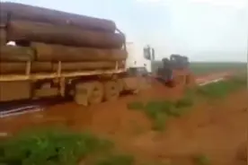 大货车泥地遭遇陷车，救援行动太失败，司机崩溃了！图片