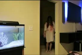 美国妻子半夜装鬼吓丈夫，结局太惊讶了图片