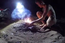 兄弟俩野外露营，一同到河里逮鱼，上岸扔到火里烤图片