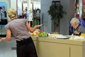 大妈正在吃东西，服务员拿出一个老鼠夹，接下来一幕让她崩溃了！图片