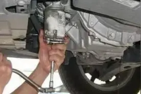 这故障再贵的汽车都会有，一旦出现危及安全，司机学4招能保命图片