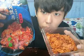 试吃“肉纸屑猪肉片”，打开一看果然像碎纸一样，感觉太油腻视频封面