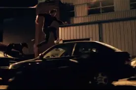 差点死在狗嘴之下，看人家是怎么空手智斗三条恶狗的视频封面