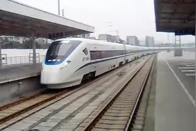夕发朝至的京蓉动卧 只开行过半年 CRH1E进成都站停车