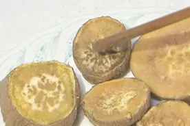 他被红薯吓了一跳，蒸红薯竟蒸出了墨绿色斑点，这还能吃吗？视频封面