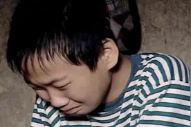 男孩被村里邻居嘲讽爸爸偏心，一气之下一砖头拍在邻居脑袋上！视频封面