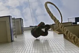 武警变身"蜘蛛侠" 身绑细绳仅20秒蹿下4楼图片