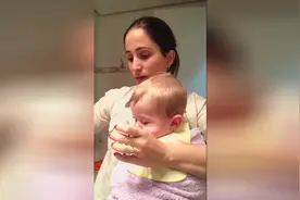 瞧！外国妈妈如何清理宝宝鼻涕的视频封面