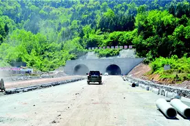 巴中清风大道一标段路面完工 预计月底全线通车图片