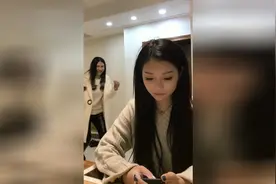 胶带缠脸恶搞损表妹 这手速太厉害了！视频封面