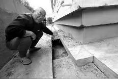 楼房边上塌陷 业主担心楼体安全图片