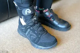 英女中学生受伤被迫穿不同鞋子上学 校方：这是规定图片