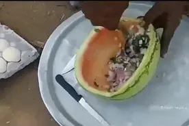 印度人吃西瓜的方法，你见过吗？简直是世界奇葩视频封面