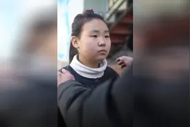 小女孩为了给妈妈治病，整日路边捡瓶子，最后还做了这样的事~视频封面