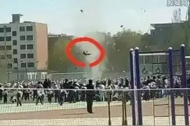 小学突发龙卷风 女生被卷飞致后脑勺受伤超恐怖图片