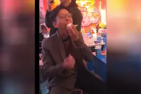 当大哥接住棉花糖微微一笑时，我就知道他不简单视频封面