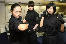 留意!也许你的邻座美女是个安全员!图片