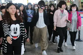 露脸会死星人？华晨宇戴口罩双手插袋一言不发 陶醉自我世界难理身后狂热粉图片