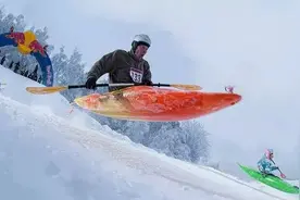 我们滑雪人友谊的小船说翻就翻了...「漫画」图片