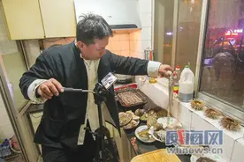 网红“威海大叔”直播吃海鲜引20多万人围观图片