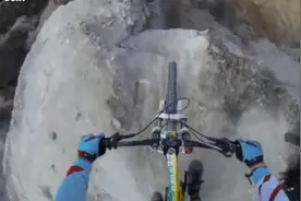 玩命山地车：90度俯冲悬崖，胆小别点 ！图片