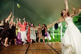 新娘找89岁“闺蜜”奶奶当伴娘，结果发生的事情让人好感动图片