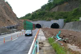 厦蓉高速黎平县双江境内塌方路段恢复半幅通行图片