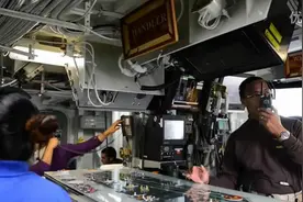 实拍卡尔文森号航母舰桥内景，有好多飞机模型呢！图片