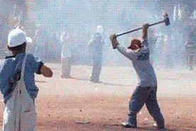 搞笑gif图：铁锤砸火药被炸飞图片