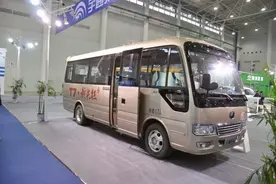 还是山寨“丰田柯斯达” ？宇通V8动力T7中巴实拍图片