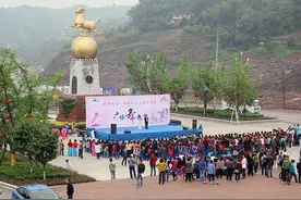 赤水游客中心广场舞大赛，现千人群跳《小苹果》，场面壮观！图片