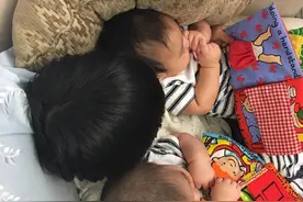 kimi怀抱双胞胎弟弟讲睡前故事，林志颖：有黑米哥哥我轻松了图片