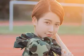 校园关注|高校女生晒军训照 网友：又被帅到又被萌到图片