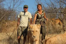 揭秘最勇敢动物保护者，每天与猎豹狮子嬉戏亲如一家图片