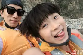 天天与张亮亲子时间连续表情包，笑开怀玩太嗨，裤子全湿亲自烤火图片