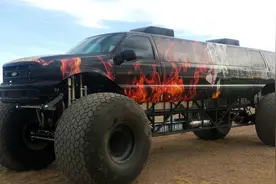 这是一辆在沙漠里横着走的汽车，看到它你会觉得自己很渺小图片