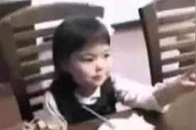 小姑娘看见诡异人脸，超级恐怖，胆小勿看图片