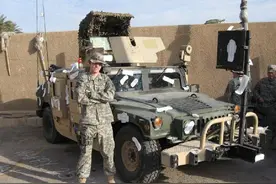 美国大兵野战环境苦 为庆生悍马贴满卫生巾图片