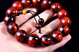 小叶紫檀手串裂了怎么办？别急，这几种方法迅速补救！图片