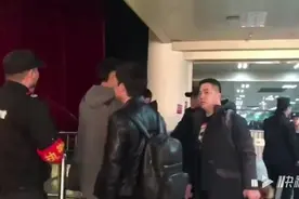 湖南卫视跨年，陈翔纪凌尘后台偶遇易烊千玺，半路互拥抱打招呼！视频封面