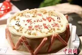 台湾果陀剧场《淡水小镇》厦门首演 蛋糕“彩蛋”温馨“庆生”图片