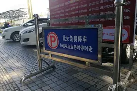 怎么回事？交了停车费却收违停短信，收费员竟边收钱边撕罚单图片